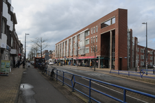 909643 Gezicht in de Amsterdamsestraatweg te Utrecht, vanonder het spoorviaduct, met de huizen Amsterdamsestraatweg 167 ...